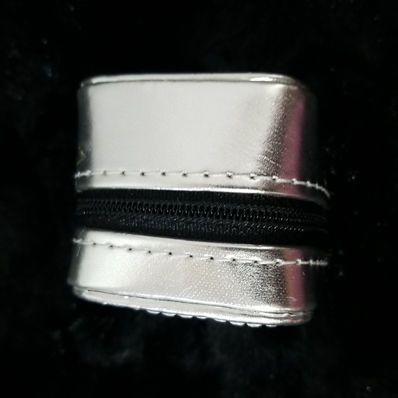 TOUS SILVER ZIP AROUND RING CASE - Picture 7 of 8